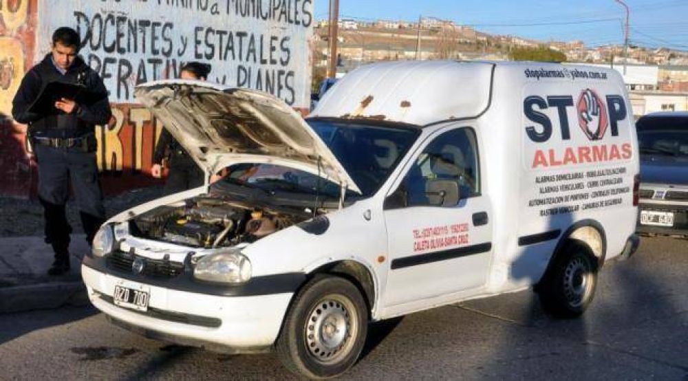 Filman a ladr�n cuando robaba una camioneta de una empresa de alarmas