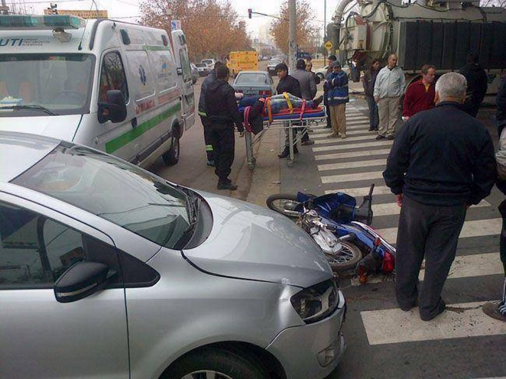 Choque entre moto y auto con un herido