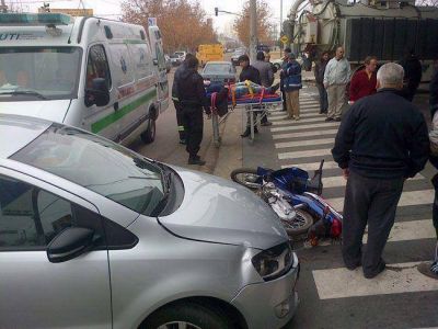 Choque entre moto y auto con un herido