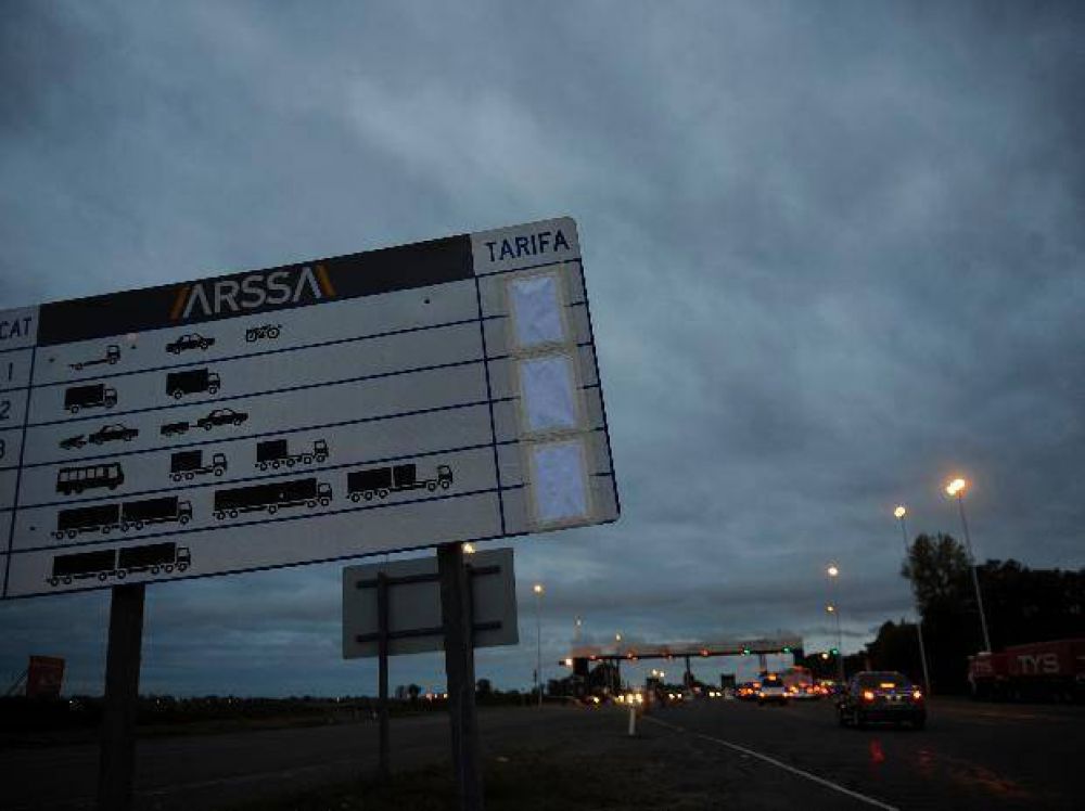 Un taxi despist� en la autopista Rosario-Santa Fe y dos personas quedaron atrapadas en el veh�culo