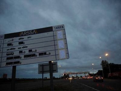 Un taxi despist� en la autopista Rosario-Santa Fe y dos personas quedaron atrapadas en el veh�culo