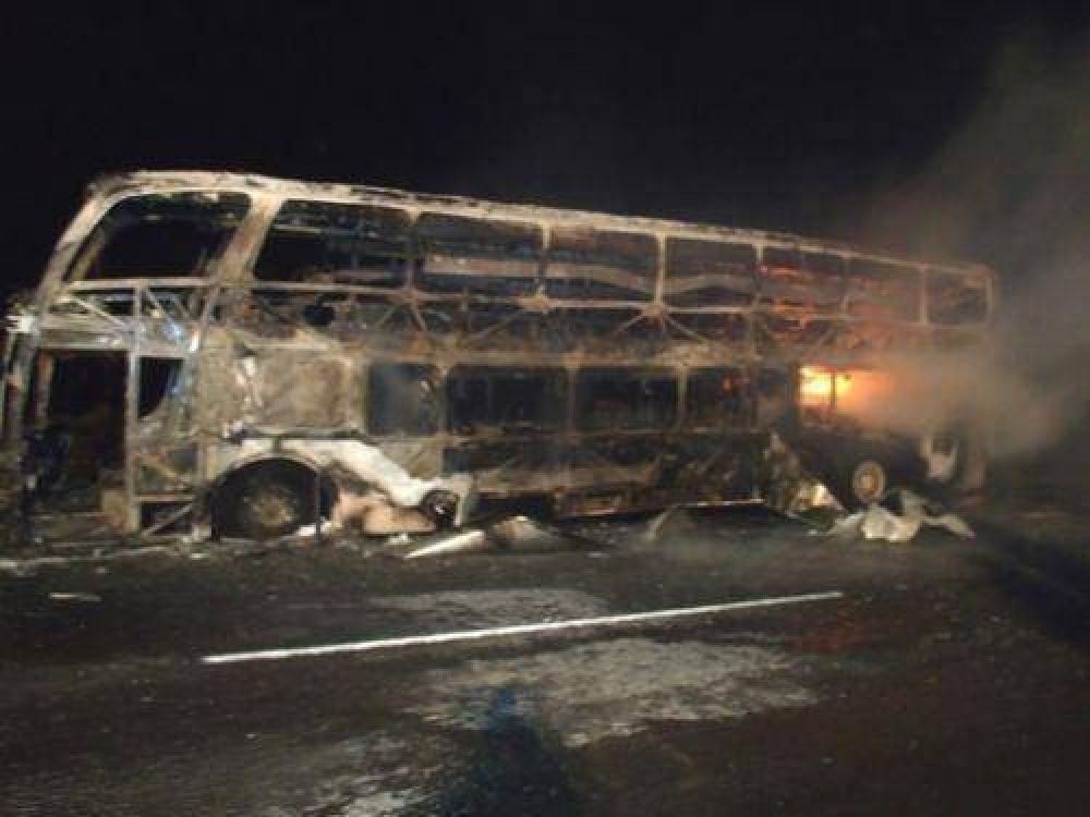 Se incendi� un colectivo de Singer en la ruta 14