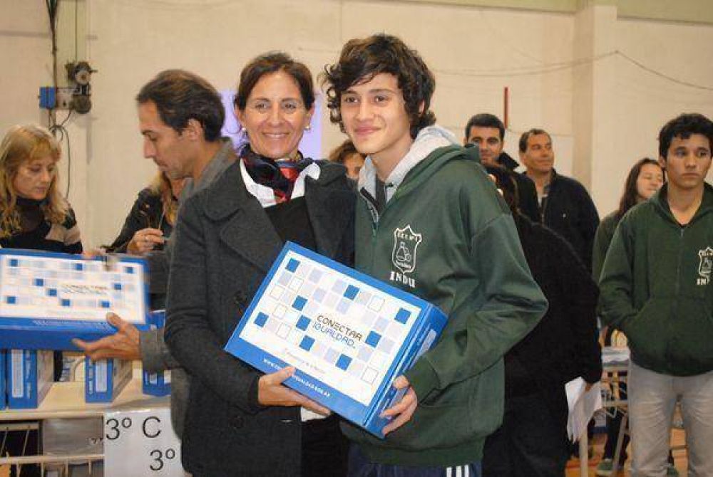 Se entregaron las 654 Netbooks del programa �Conectar igualdad� en la Escuela Industrial.
