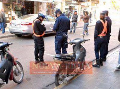 Un motociclista con heridas de gravedad al chocar con un auto