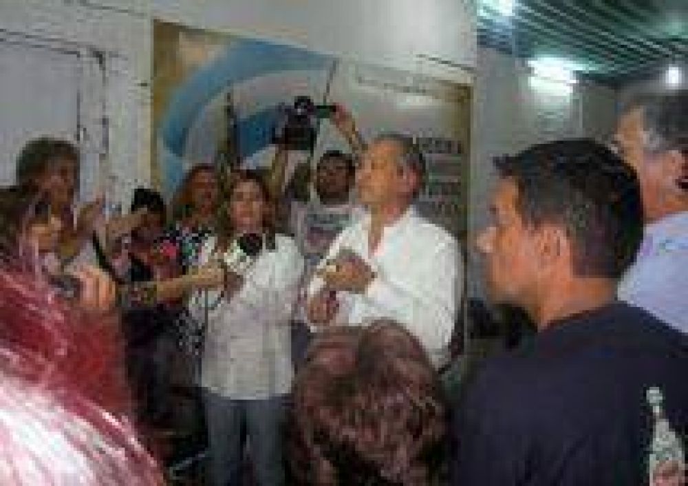 Denuncian carteles falsos de aborigenes en acto de Juan Carlos Romero en Tartagal