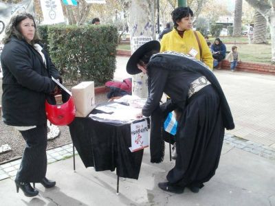 Vecinos autoconvocados de Merlo recolectaron firmas contra Monsanto