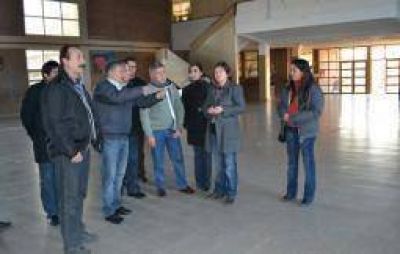 Trabajan contra reloj en reacondicionar las escuelas riojanas