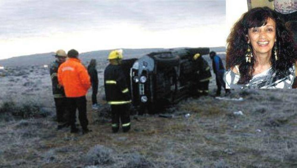 Muri� una mujer y su esposo est� grave al volcar camioneta