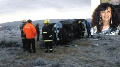 Muri� una mujer y su esposo est� grave al volcar camioneta