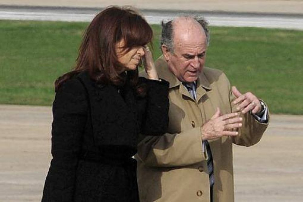 Cristina recibe a Parrilli y viaja a Uruguay a la Cumbre del Mercosur