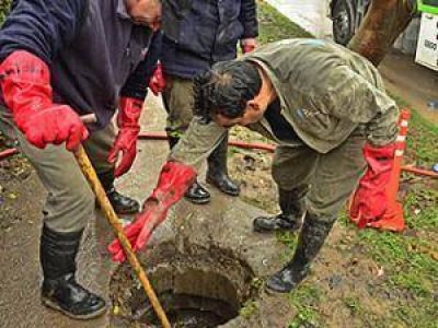 El Municipio realiza trabajos de limpieza y mantenimiento en los sumideros del distrito