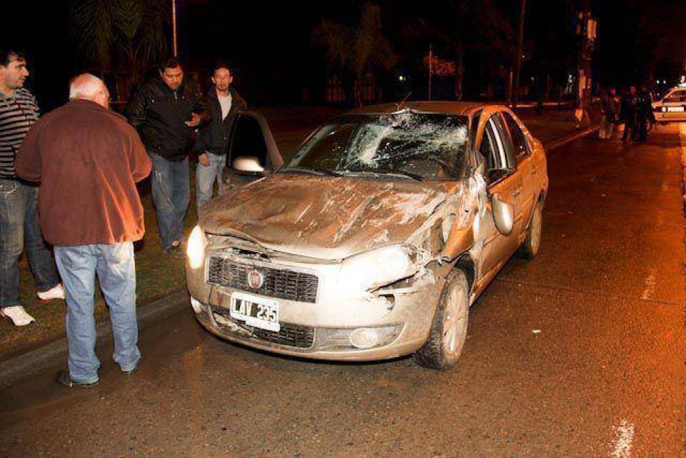 FUERTE COLISI�N ENTRE AUTO Y CAMI�N. UN HERIDO