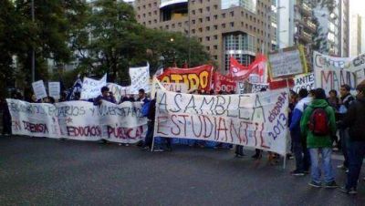 Estudiantes marcharon exigiendo una mejor educaci�n p�blica