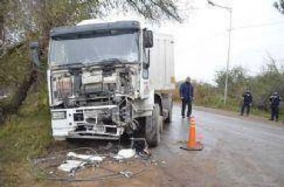 Chapas rotas en un choque de camiones en la ruta 2