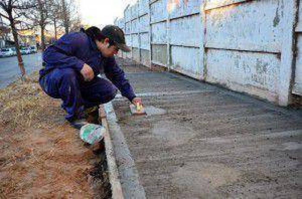 Comenz� obra de veredas en la capital neuquina