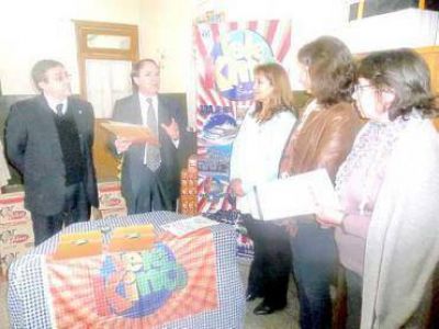 Una tonelada de alimentos donaron el Iafas y Telekino