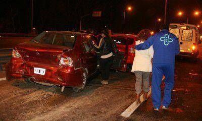 Triple accidente en cadena en el Acceso Este termin� con ocho personas lesionadas