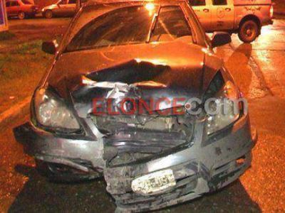 Una violenta colisi�n en calles San Luis y La Paz dej� dos veh�culos con importantes da�os 