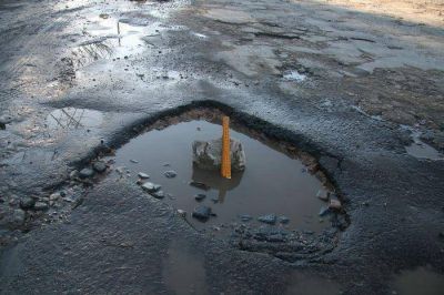 Mal estado de una avenida en Sierra de la Ventana