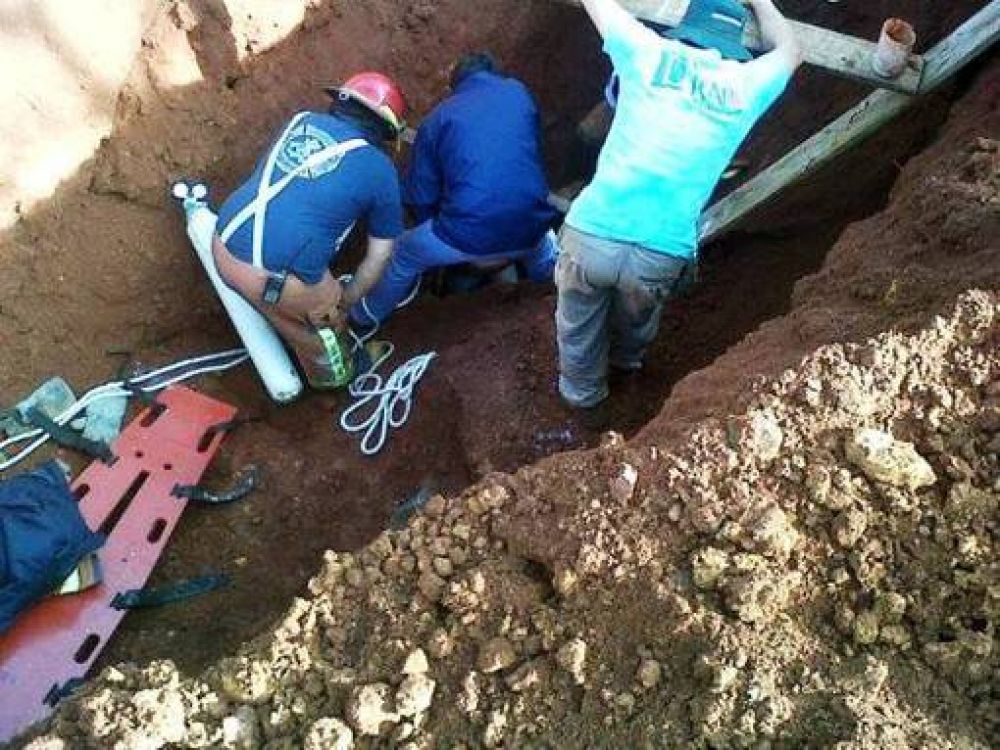 Iguaz�: Obrero fue rescatado de un pozo de cuatro metros