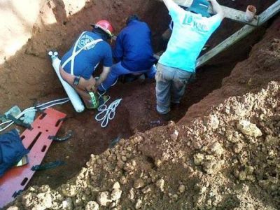 Iguaz�: Obrero fue rescatado de un pozo de cuatro metros