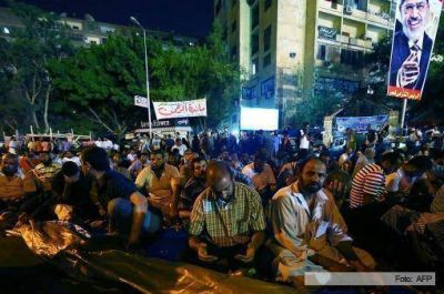 Los Hermanos Musulmanes prometen mantener una resistencia pac�fica hasta restituir a Mursi