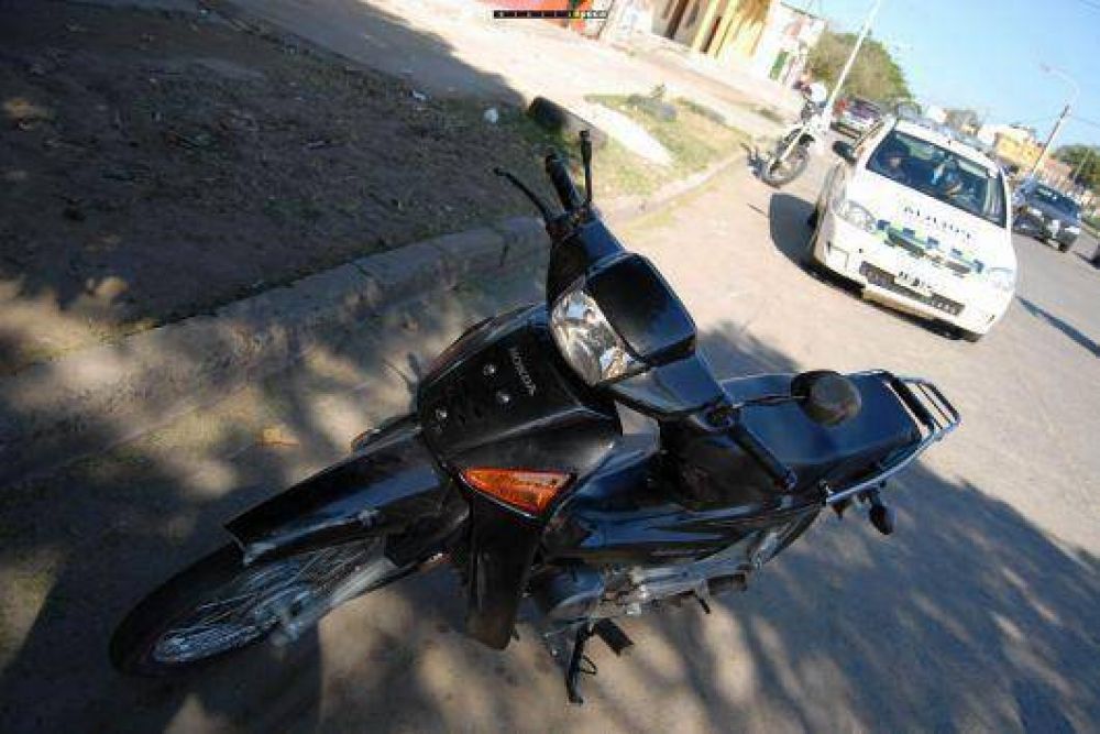 Ladrones revolcaron en la calle a una chica para robarle la moto