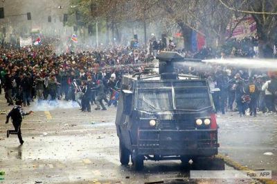 Masiva marcha de trabajadores chilenos con incidentes aislados