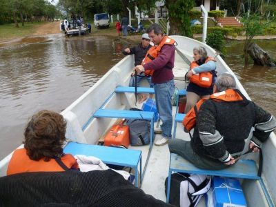 Mientras la EBY sigue ausente, la Provincia profundiza la asistencia en la isla Apip�