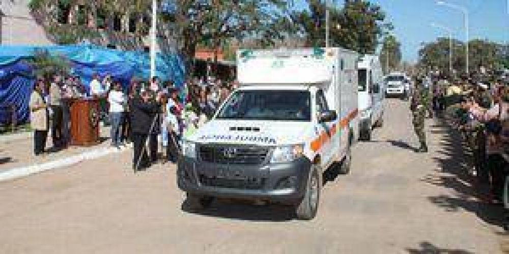 Entregan tres ambulancias en Ibarreta