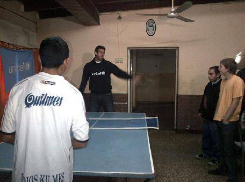 Del Potro jug� al ping-pong con chicos de La Plata