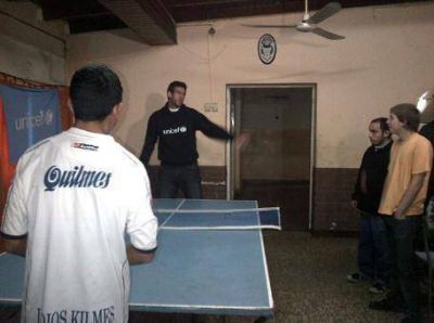 Del Potro jug� al ping-pong con chicos de La Plata