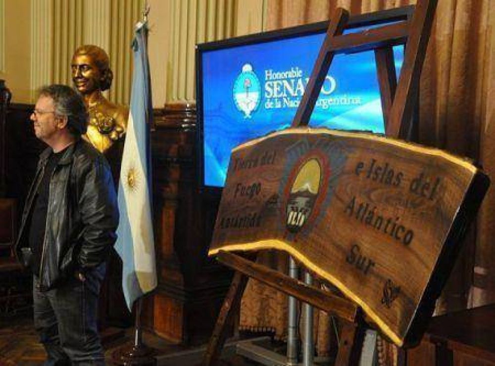 El artista N�stor Rosso don� a pedido Colazo una obra para Tierra del Fuego