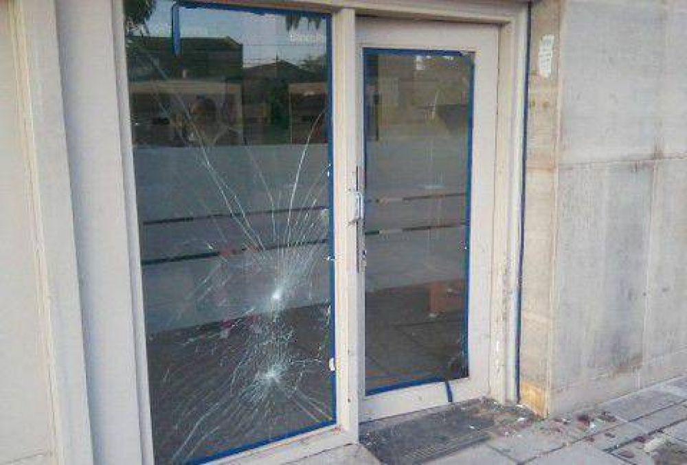 J�uregui: rompieron de una pedrada la vidriera del cajero autom�tico