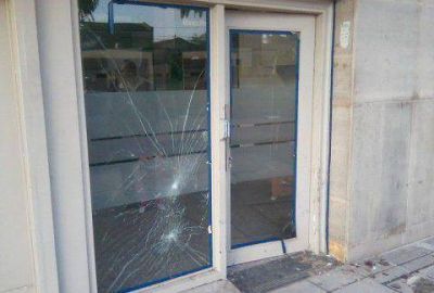J�uregui: rompieron de una pedrada la vidriera del cajero autom�tico