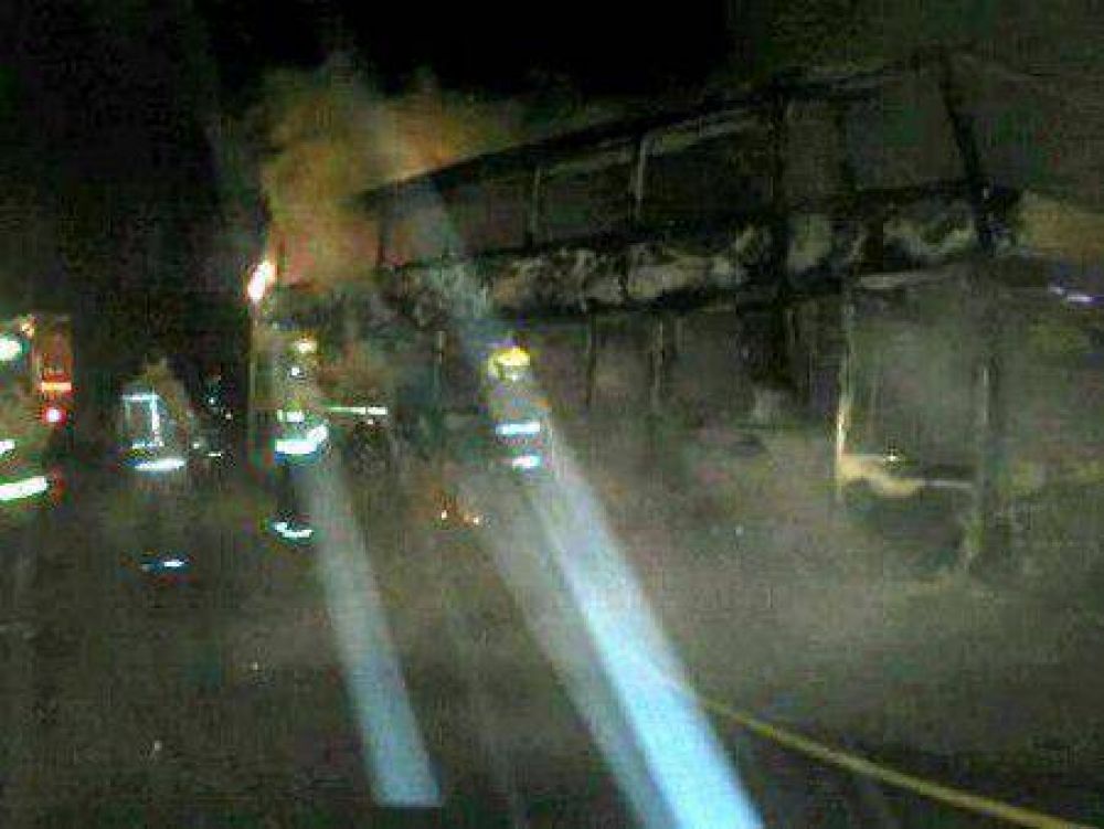Se incendi� un colectivo en J�uregui