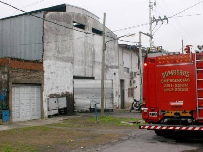 Fuego en f�brica bernalense