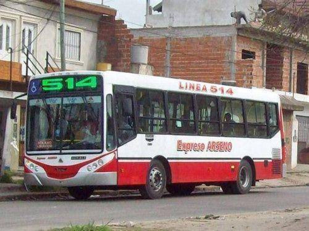 Roban a los pasajeros y se escapan manejando el colectivo