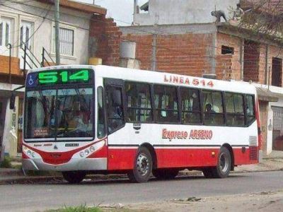 Roban a los pasajeros y se escapan manejando el colectivo