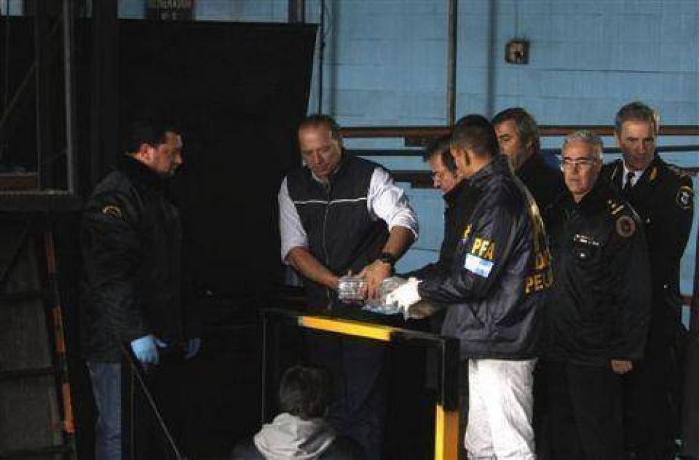Guti�rrez cruz� a la directora de Aduana: �A confesi�n de parte, relevo de prueba�