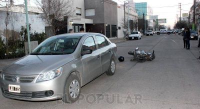 Un joven herido al chocar en moto