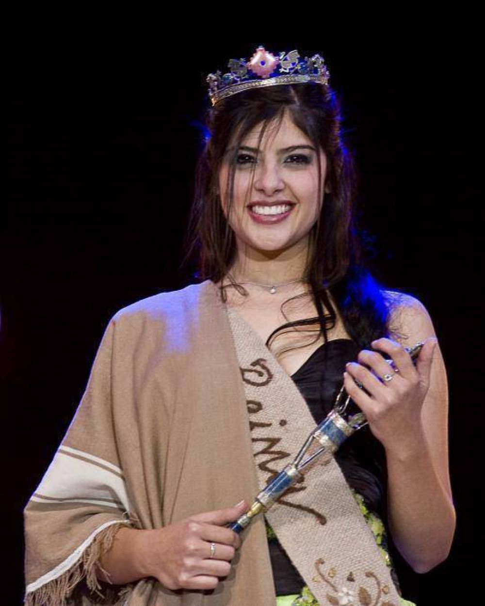 Mara Beln Quinteros, de Valle Viejo, es la nueva Reina del Poncho 2013