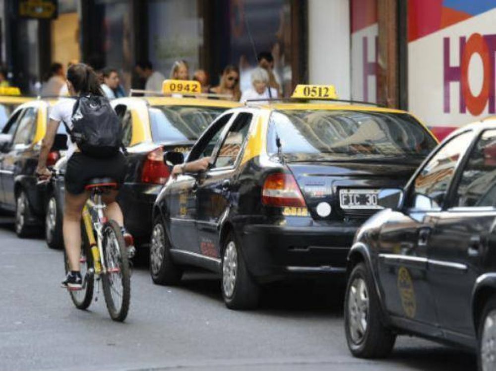 Un taxista, que sac� un arma en una pelea, termin� detenido en la seccional 2�