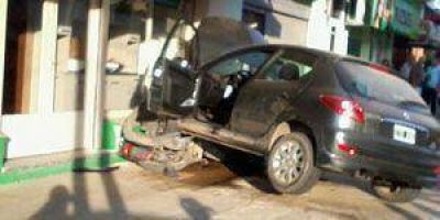Un autom�vil se incrust� en la vereda de un comercio