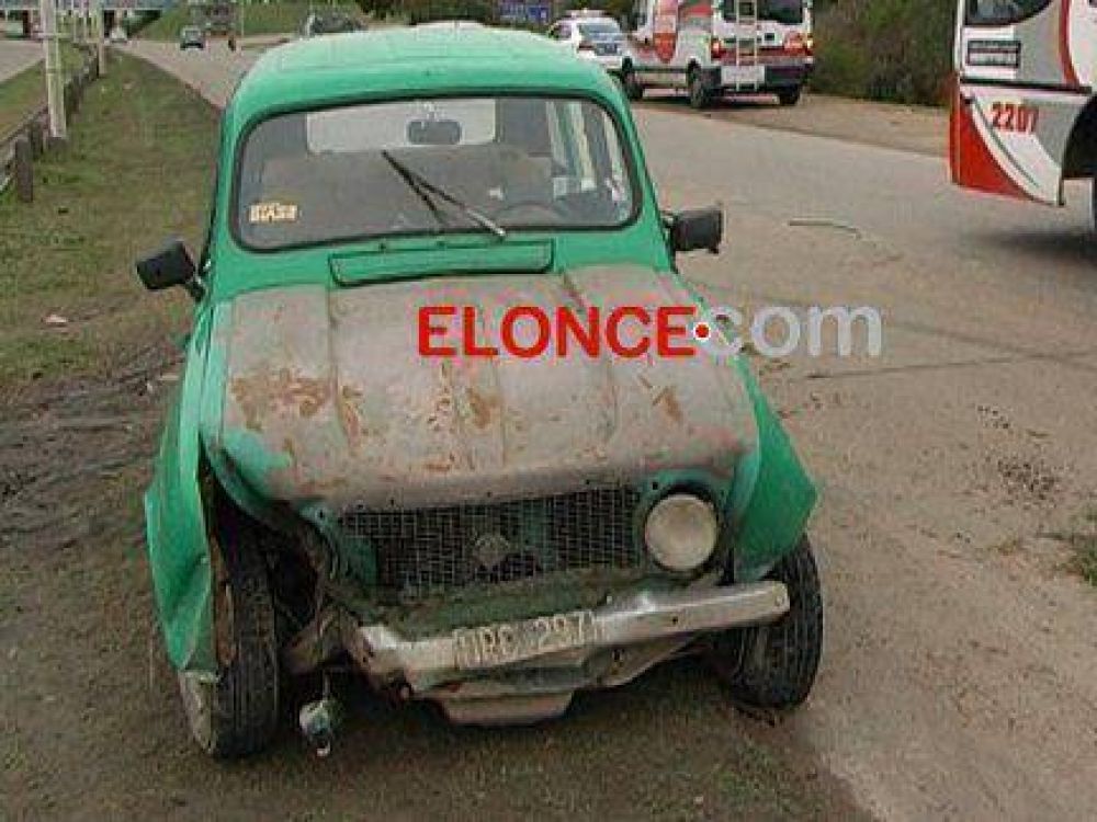 Renault 4 perdi� el control, choc� contra el guardarrail y el conductor fue hospitalizado