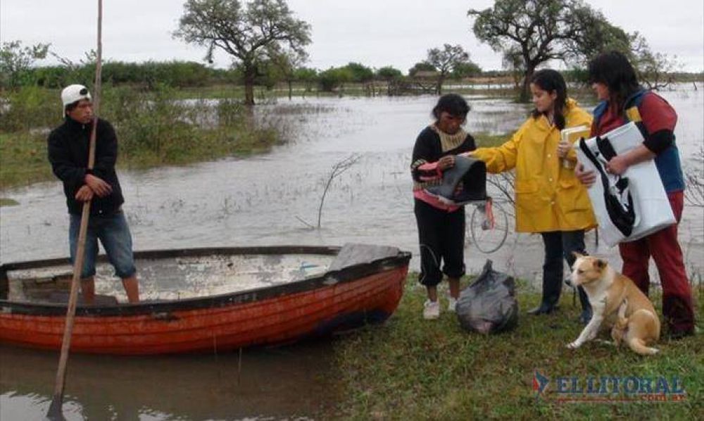 Pese a la creciente del r�o, en Goya conf�an en que bajar� y sigue la asistencia a los ribere�os