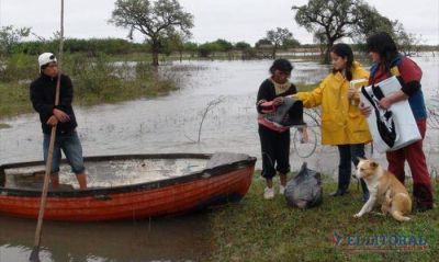 Pese a la creciente del r�o, en Goya conf�an en que bajar� y sigue la asistencia a los ribere�os