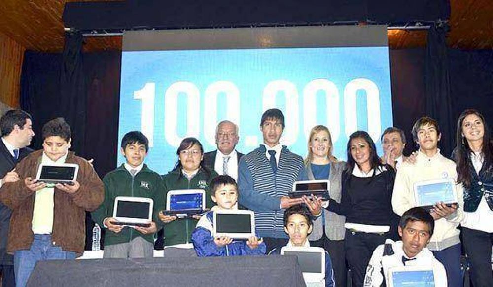 El Gobernador entreg� la netbook 100.000