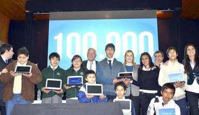 El Gobernador entreg� la netbook 100.000