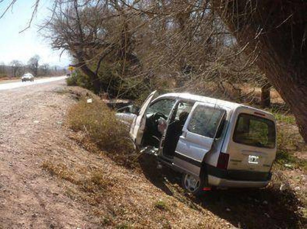 Dos heridos al volcar un veh�culo en Huacalera